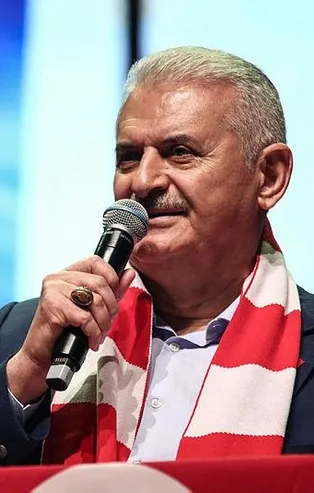 Binali Yıldırım'dan gençlere iftar sürprizi