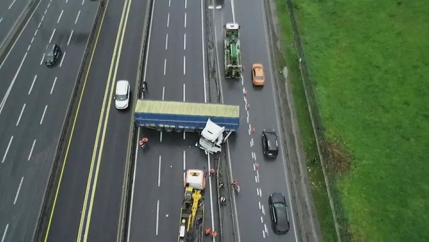 Küçükçekmece'de feci kaza! TIR metrobüs bariyerlerine daldı: D-100 kapandı-6