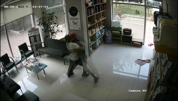 veteriner-kliniginde-silahli-kavga-3-arkadas-birbirine-girdi-1661329675252.jpeg Veteriner kliniğinde silahlı kavga! 3 arkadaş birbirine girdi-4