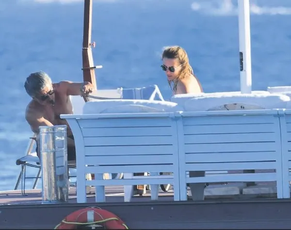 64'lük Önder Fırat, 38'lik Şükran Albayrak ile tatilde! Bodrum tatilinde romatik anlar yaşadı-1