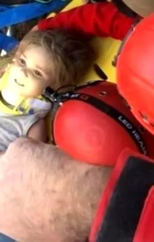 91 saat sonra enkazdan kurtarılan Ayda bebek taburcu olurken yanında sadece babası vardı!