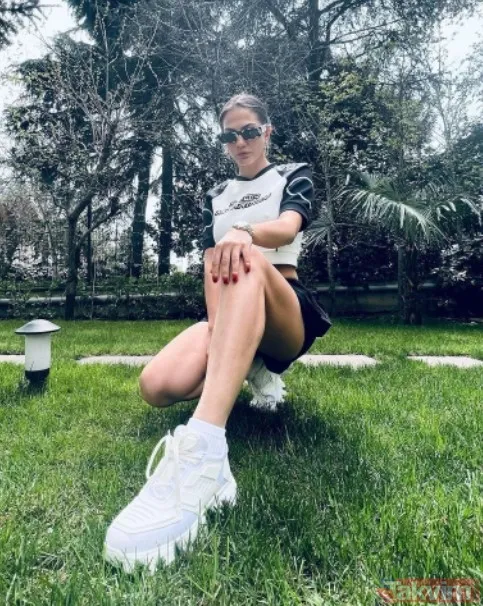 Demet Özdemir evinin bahçesinden sere serpe paylaştı! "Komşuculuk oynuyoruz" diyen Demet'in mini şortlu ev hali ortalığı salladı - 4