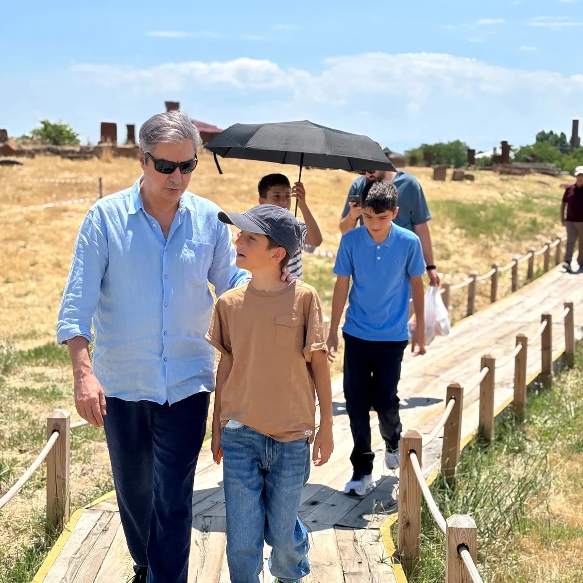 necati-sasmaz-ahlatta-ogullariyla-dua-etti-1787738406334.jpg Kurtlar Vadisi'nin Polat'ı Necati Şaşmaz oğullarıyla Ahlat'ta ortaya çıktı! Birlikte dua ettiler-3