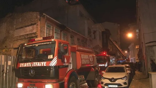 Fatih'te yangın: Ahşap binanın çatısı alev alev yandı-4