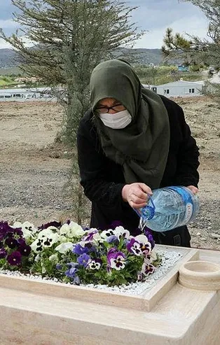 Anneler Günü'nde, sağlıkçı kızının mezarını ziyaret etti: Pes etmeyeceğim!