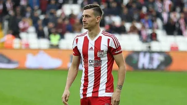 fenerbahcede-kadronun-iskeleti-bastan-asagiya-degisiyor-iste-emre-belozoglunun-5-gozdesi-1591063852550.jpeg Fenerbahçe’de kadronun iskeleti baştan aşağıya değişiyor! İşte Emre Belözoğlu'nun 5 gözdesi...-4