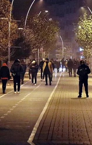 Son dakika: Bolu'daki deprem vatandaşları sokağa döktü