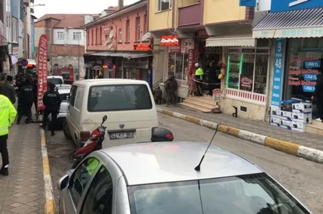 Kocaeli'de dehşet anları! Tüfek ve benzin bidonuyla berberi rehin aldı!