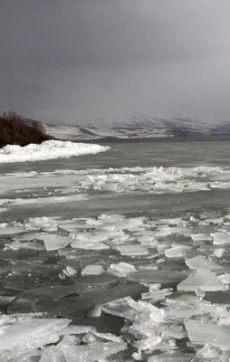 Çıldır Gölü’nde kutupları aratmayan manzara