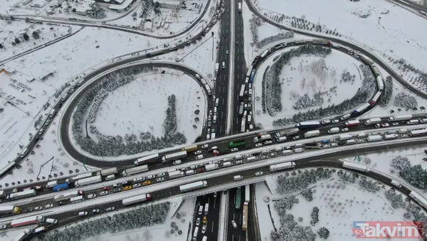 TEM Otoyolu Gebze mevkiinde kar nedeniyle kilometrelerce araç kuyruğu oluştu! Sürücüler zor anlar yaşadı - 2