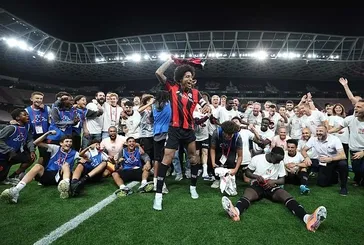 Nice ligde kaldı Saint-Etienne küme düştü