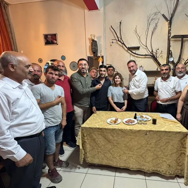 Karabağlar’da CHP’ye katılan 200 üyeye rozet takıldı. Utku Gümrükçü, partinin İzmir’de büyümeye devam ettiğini belirtti