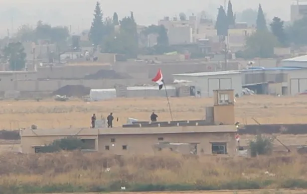 Bu görüntü Nusaybin'den çekildi! Kamışlı’da binaya Suriye bayrağı asıldı-1