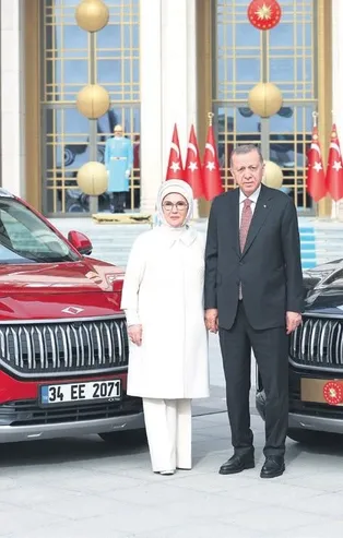 Türkiye’nin gurur günü! İlk Togg Başkan Erdoğan'a Külliye’de teslim edildi