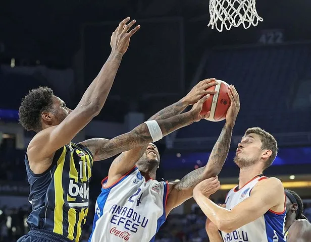 Anadolu Efes final serisi 4. maçında konuk ettiği Fenerbahçe Beko'yu 87-78 yenerek finale yükseldi-5