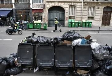 Paris’i çöp bastı