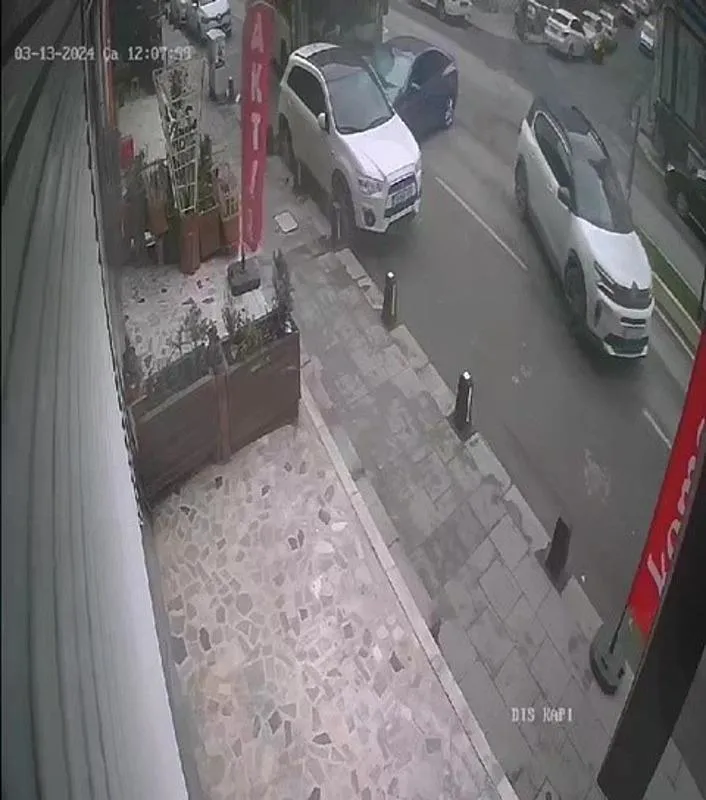 Sancaktepe'de otomobilin İETT otobüsüne çarptığı kazada 2 kişi yaralandı-5