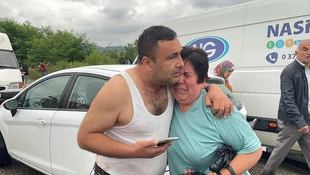 Bartın'da sel nedeniyle sanayi sitesinde mahsur kalan işçilerin imdadına Sahil Güvenlik helikopteri yetişti-7