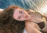 Burcu Özberk'i hiç böyle görmediniz! Leoparlı bikinisi ve sıfır makyajlı Burcu'nun yüzü gülüyor...