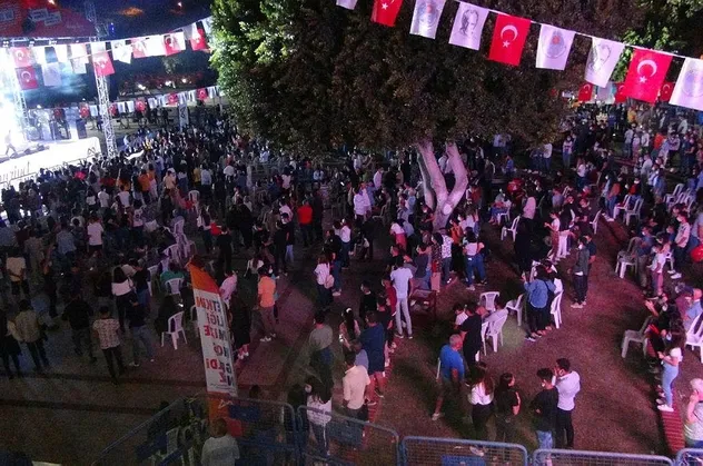 SON DAKİKA: Mersin'de 2 bin kişinin katıldığı Murat Dalkılıç konserinde korona unutuldu