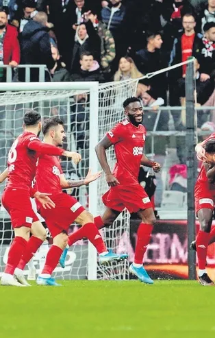 Sivasspor, Beşiktaş'ı 10 kişiyle mağlup etti