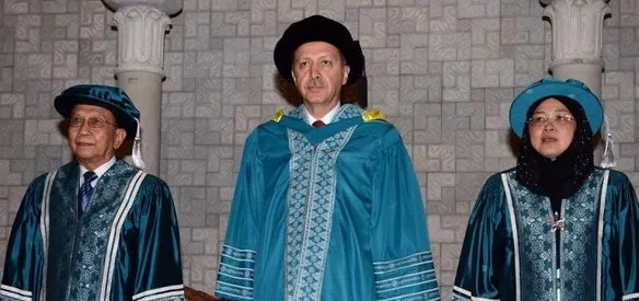 Başbakan Recep Tayyip Erdoğan'a, Malezya Uluslararası İslam Üniversitesinde düzenlenen törenle fahri doktora tevdi edildi