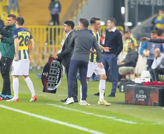 bana-kulup-bul-gidiyorum-1634950815074.jpeg Mesut Özil ile ilgili bomba iddia: "Bana takım bul Ocak ayında Fenerbahçe'den ayrılıyorum"-3
