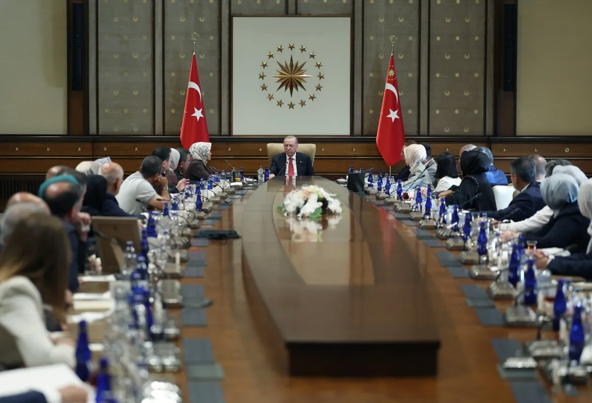 baskan-erdogan-okul-saldirisinda-evladini-kaybeden-ailelerle-bir-araya-geldi-1785871607206.jpeg Başkan Erdoğan okul saldırısında evladını kaybeden ailelerle bir araya geldi-3