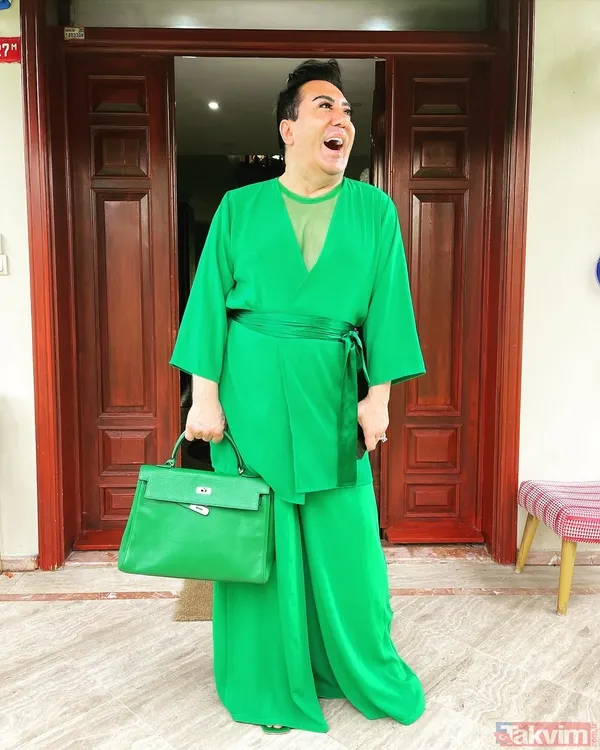 Davet sırasında takılarını gösteren Övüç'ün "Bülent'inkiler (yüzükleri) sahte. Bunlar altı buçuk karat. Var mısınız, Bülent de getirsin ben de getireyim. Bir...