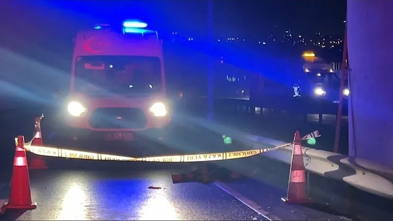 Küçükçekmece D-100'de feci kaza: Motosiklet temizlik aracın çarptı 2 kişi hayatını kaybetti-5