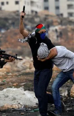 Yüzleri maskeli İsrailli askerler sahnede