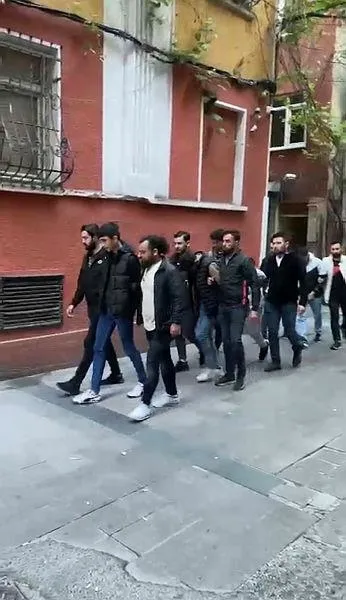 İstanbul Beyoğlu'nda gece yarısı İngiliz turisti bıçakla ağır yaralayan gaspçılar yakalandı-9