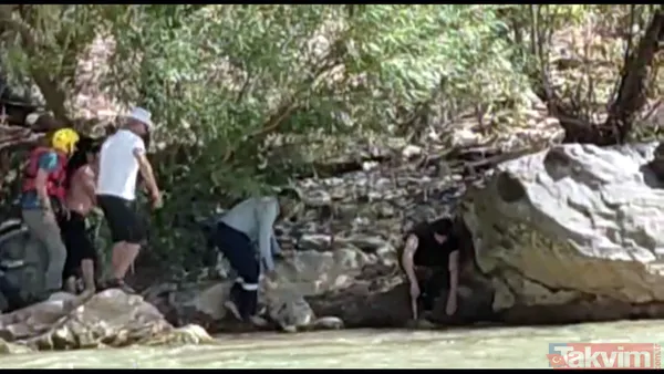 Ayı Zap Suyu'na kapıldı! Yardımına rafting ekibi yetişti - 5