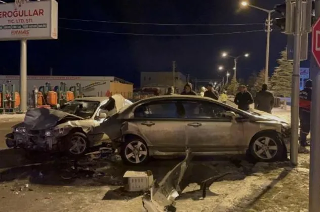 Niğde'de 3 araç birbirine girdi, 7 kişi yaralandı