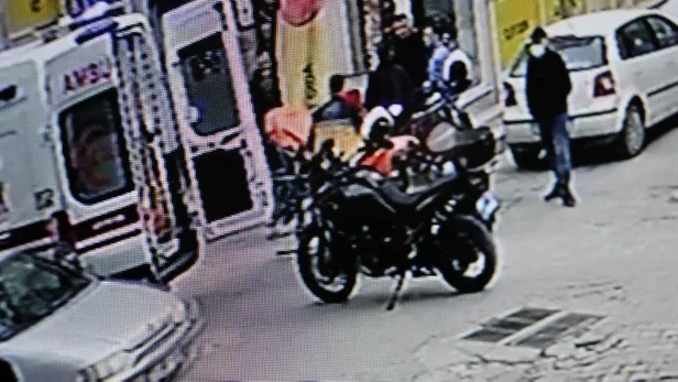 edirnede-akillara-durgunluk-veren-olay-istedigi-sigara-kalmayinca-bufe-sahibini-bicakladi-1648503365452.jpeg Edirne'de akıllara durgunluk veren olay: İstediği sigara kalmayınca büfe sahibini bıçakladı!-2