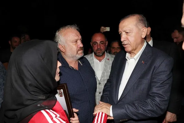 baskan-erdogandan-sehit-ailesine-ziyaret-1659816271364.jpg Başkan Erdoğan'dan şehit ailesine ziyaret-2