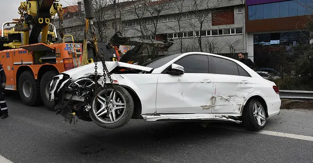 TEM'de feci kaza! Araç hurdaya döndü