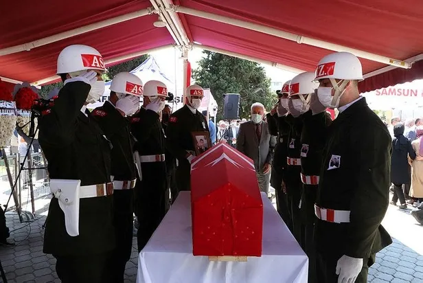 baskan-erdogandan-sehit-uzman-cavus-samet-sekerin-ailesine-bassagligi-1623084216867.jpeg Başkan Erdoğan'dan Şehit Uzman Çavuş Samet Şeker'in ailesine başsağlığı!-4