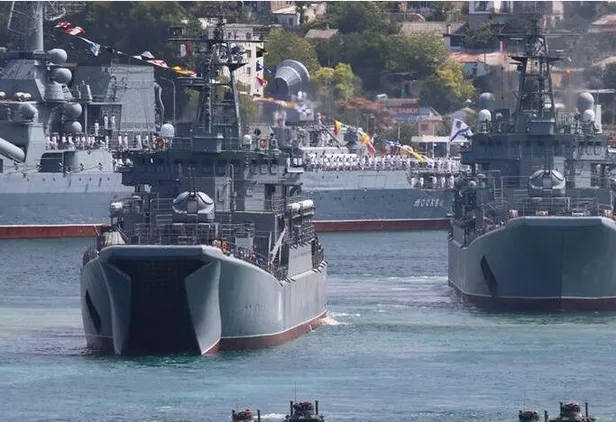 putin-onay-verdi-fuzeler-pes-pese-ateslendi-dunya-o-anlari-konustu-1595784296436.jpg Putin onay verdi füzeler peş peşe ateşlendi!-3