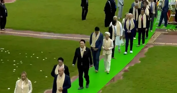 Başkan Erdoğan ve liderler Mahatma Gandhi'nin anıt mezarını ziyaret etti-5