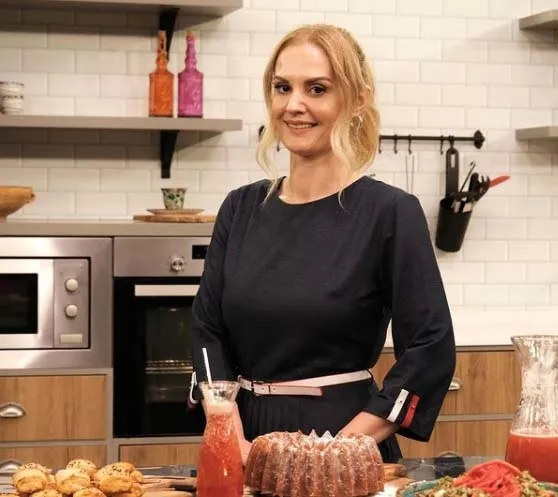 mutfakta-gulsah-var-kimdir-gercek-adi-bakin-neymis-gulsah-senin-nereli-oldugunu-duyunca-inanamayacaksiniz-1633262607809.jpg Gerçek adı bakın neymiş! Mutfakta Gülşah var kimdir? Gülşah Şen'in nereli olduğunu duyunca inanamayacaksınız...-3