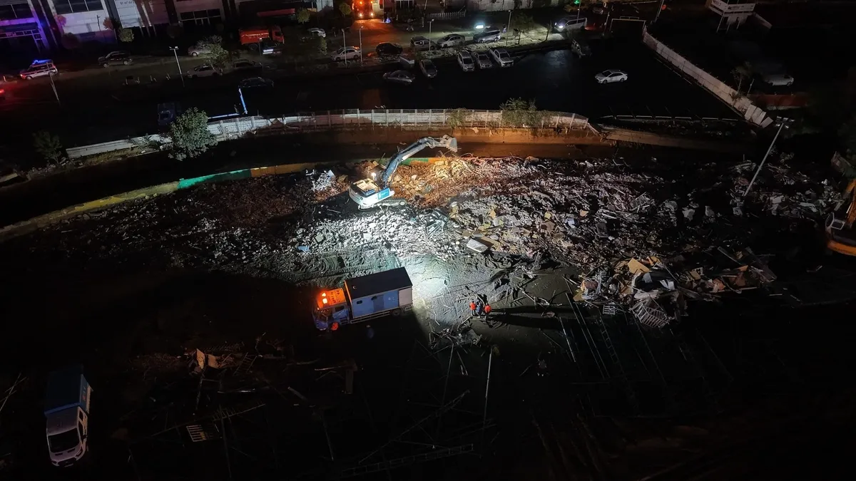 Sarıyer’de sel sonrası yıkım çalışmaları sürüyor! Ayazağa’daki son durum dronla görüntülendi