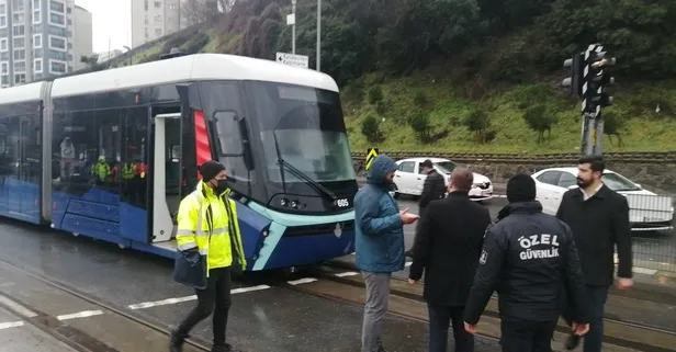İstanbul'da tramvay yolun karşısına geçmeye çalışan kadına çarptı! Kadın ağır yaralı...
