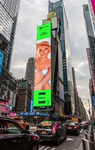 Süperstar Ajda Pekkan New York Times Meydanı'nda ekranları süsledi
