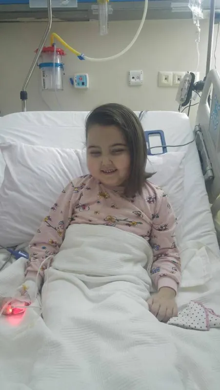 5-yasindaki-cocugun-bademciklerinin-sistigini-dusunerek-hastaneye-goturduler-150-bin-cocukta-bir-gorulen-beyin-sapi-tumoru-teshisi-konuldu-1618397979743.jpg 5 yaşındaki çocuğun bademciklerinin şiştiğini düşünerek hastaneye götürdüler! 150 bin çocukta bir görülen beyin sapı tümörü teşhisi konuldu-9