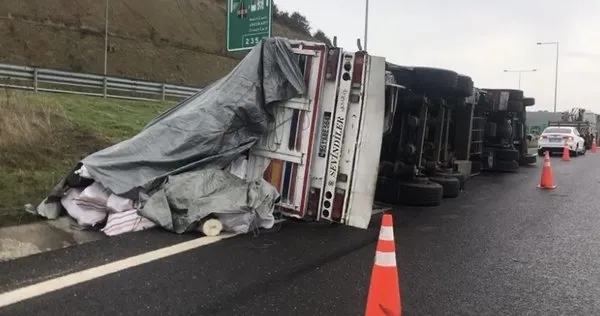 Kuzey Marmara Otoyolu'nda feci kaza! İplik yüklü tır devrildi!-1