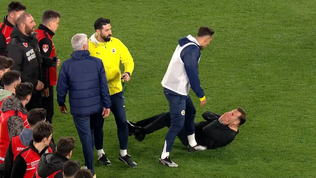 Jose Mourinho'dan Okan Buruk'a fiziki müdahale: Maç sonu burnunu sıktı! Galatasaray'dan flaş paylaşım