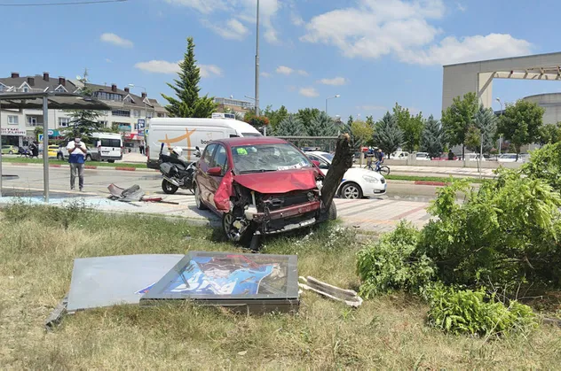 Bursa'da feci kaza! Otomobil durağa daldı