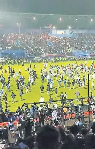 Endonezya'daki futbol müsabakasında kan gövdeyi götürdü! 174 kişi hayatını kaybetti