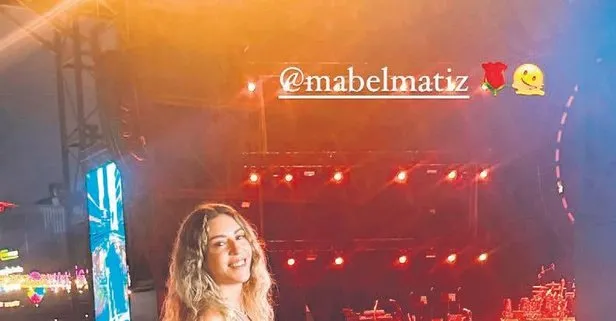 Sinem Kobal’da hamilelikten eser yok! Mabel Matiz konserinde böyle poz verdi